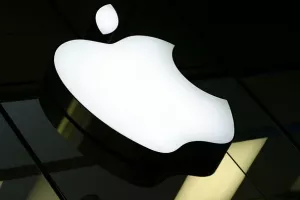 Mnoge od špijunskih aplikacija napravljene su za Android, budući da je na taj operativni sustav lakše postaviti zlonamjernu aplikaciju nego na one koje pokreće iOs (npr. iPhone) jer takvi uređaji imaju stroža ograničenja o tome kakve se aplikacije mogu instalirati i kojim podacima se može pristupiti