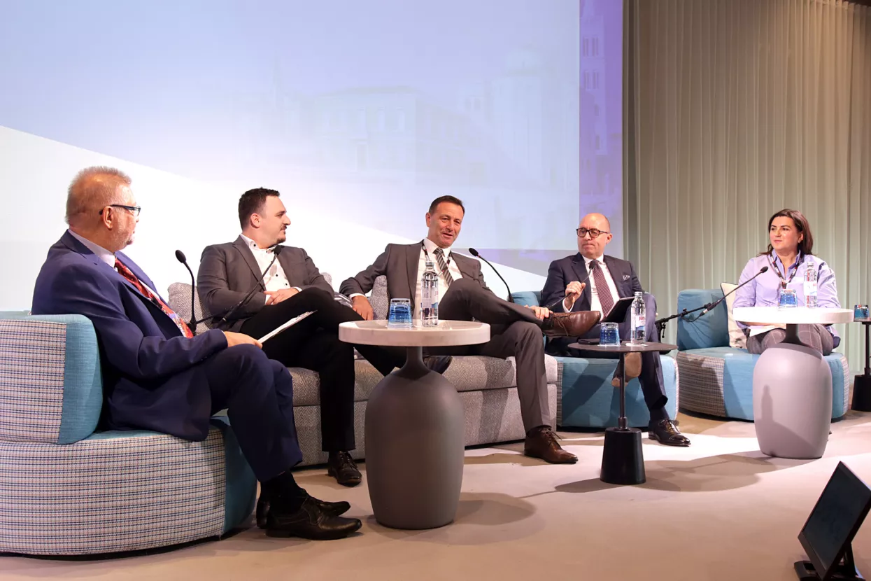 14. susret gradonačelnika i poduzetnika. Panel E-mobilnost u javnom gradskom prometu: Goran Litvan, Miroslav Paviša, Neven Bosilj, Saša Bart i Terezija Gelo