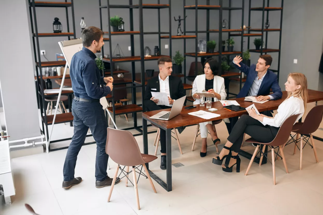 active young men and women learning to develop their own business, full length photo. hobby, interest, lifestyle, people learning hard and soft skills, meke vještine, ljudske vještine, zaposlenici, sastanak