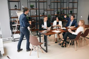 active young men and women learning to develop their own business, full length photo. hobby, interest, lifestyle, people learning hard and soft skills, meke vještine, ljudske vještine, zaposlenici, sastanak