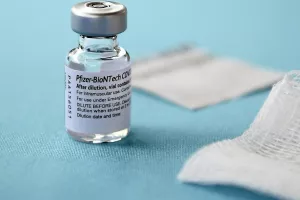 Poslovna simbioza moćnog američkog Pfizera i donedavno nepoznatog njemačkog BioNTecha, dovela ih je na prvo mjesto top liste deset najinovativnijih kompanija 2021. u izboru popularnog časopisa Fast Company U zbog toga jer su potkraj prošle godine pustili na tržište prvo mRNA cjepivo protiv koronavirusa<br><br>