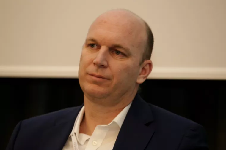 STVARANJE VRIJEDNOSTI U SVIJETU POVEĆANE KOMPLEKSNOSTI - CORTUGLI, OKRUKLI STOL, Adrian Ježina