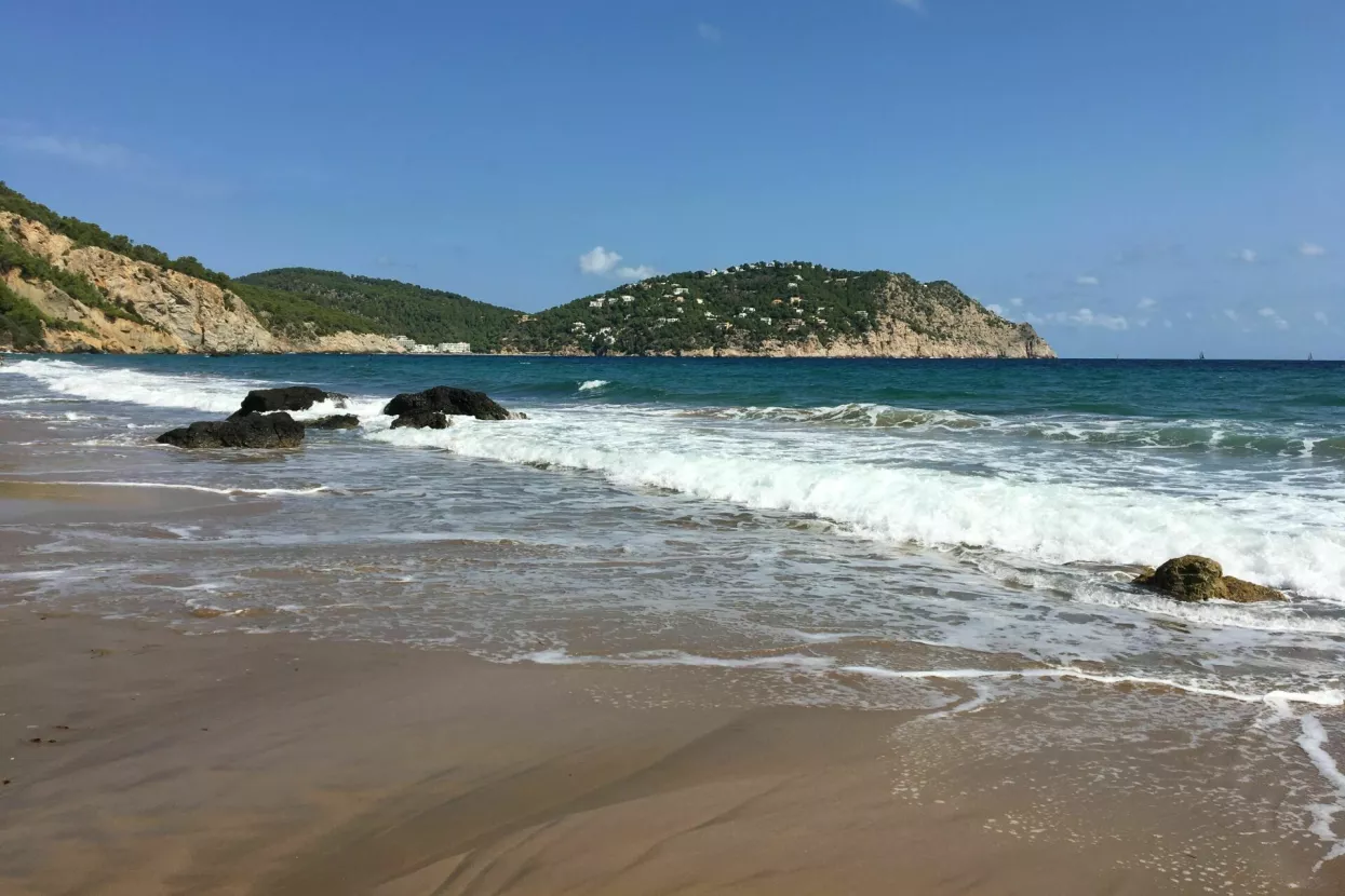 Popluarna plaža na Ibizi S'Aigua Blanca zatvorena je za turiste zbog mogućnosti odrona stijena nakon snažnih nevremena