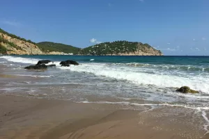 Popluarna plaža na Ibizi S'Aigua Blanca zatvorena je za turiste zbog mogućnosti odrona stijena nakon snažnih nevremena
