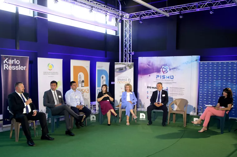 Investicijska konferencija Invest in Novska. Okrugli stol 2 "Uspješni primjeri poslovanja u Hrvatskoj": Tomislav Bosilj, Ivan Buntić, Marko Crnojević, Ivana Matanović, Ljiljana Šapina, Petar Šimić i Gordana Gelenčer
