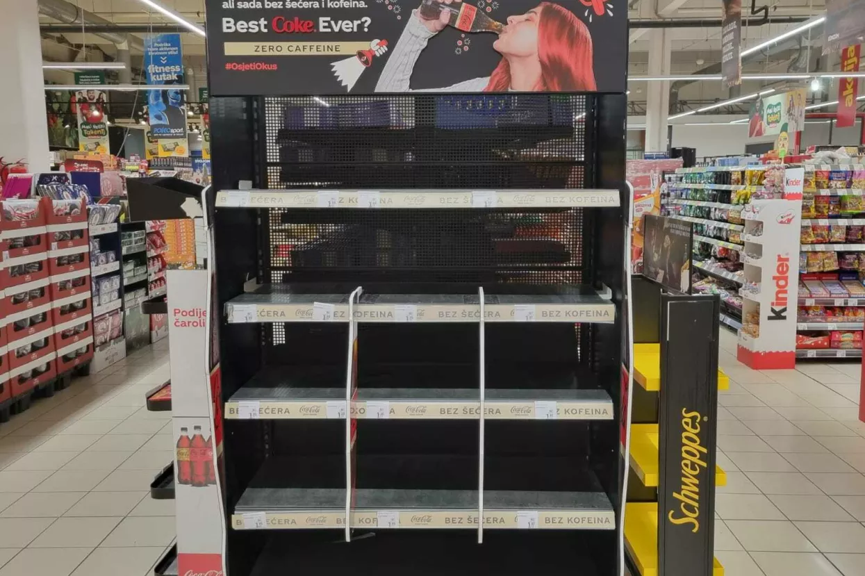 Coca-Cola prazne police