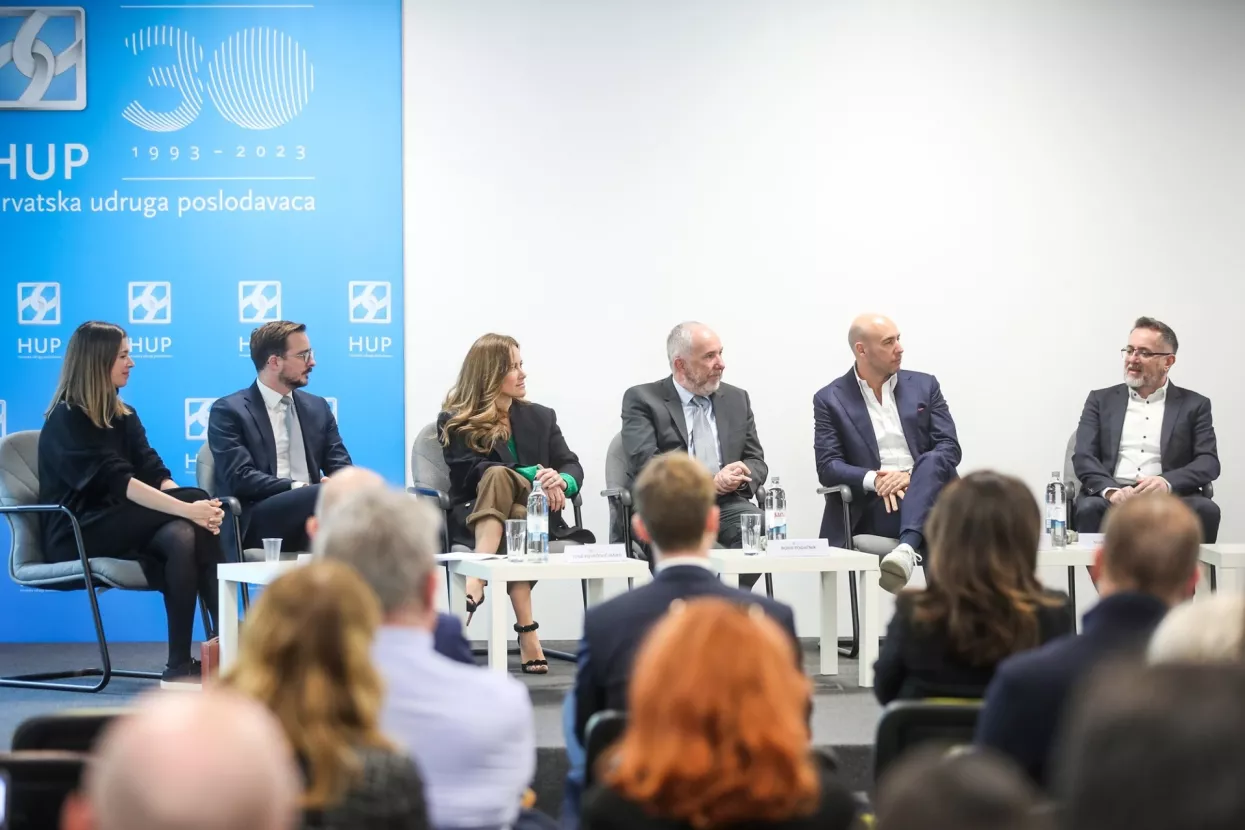 05.03.2024.., Zagreb - U Hrvatskoj udruzi poslodavaca (HUP) odrzana konferencija za medije "Kako poslovati u Velikoj Britaniji?" u organizaciji HUP-a u suradnji s Udrugom hrvatskih britanskih profesionalaca (ACBP). U panel raspravi o tome kako poslovati u Velikoj Britaniji sudjelovali su: Boris Pogacnik, potpredsjednik za poslovni razvoj u Infobipu, Filip Ljubic, izvrsni direktor u Q agency, Rosa Rogina, direktorica London Festival of Architecture, Tena Kovacevic Janko, specijalistica opce i opstetricke ginekologije, subspecijalizacija u londonskom Fetal Medicine Research Instituteu, Luka Dorotic, partner u odvjetnickom drustvu Colic & Dorotic, Marko Jurcic, direktor medjunarodnih odnosa HUP - a.
