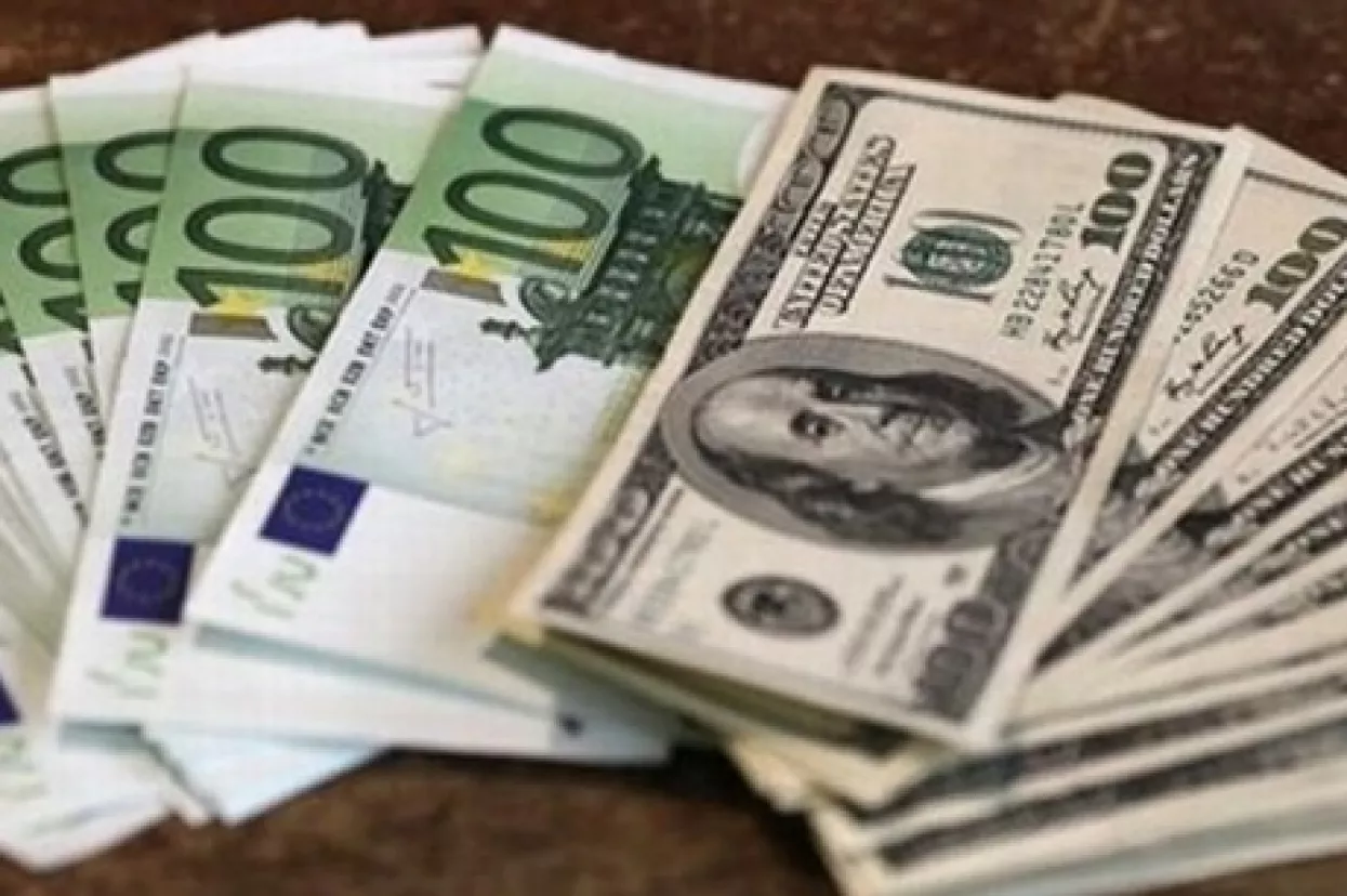 Dolar ojačao prema košarici valuta, euro oslabio