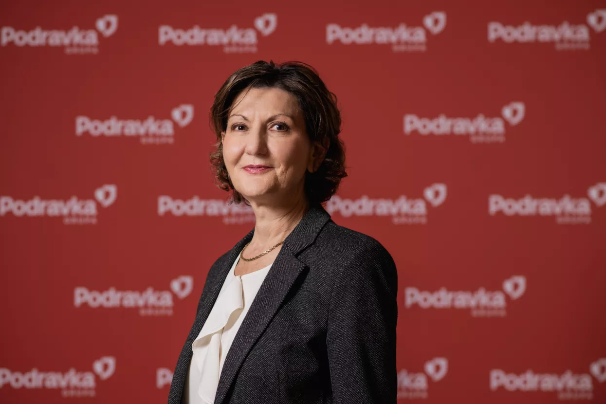 Martina Dalić, predsjednica Uoprave Podravke:U sljedećih pet godina Grupu Podravka vidim kao najveću prehrambenu kompaniju u srednjoj i jugoistočnoj Europi- Grupa Podravka još je tijekom prošle godine ostvarila značajan rast prihoda i neto dobiti, značajne iskorake u modernizaciji i transformaciji poslovanja te ojačala čvrste temelje za daljnji rast poslovanja. Aktualna godina donosi podjednaka očekivanja. Održavanje pozitivnog rasta poslovanja i, prije svega, nastavak provođenja snažnog investicijskog ciklusa. Tijekom prvog kvartala 2024. dovršene su investicije u iznosu od gotovo 25 milijuna eura. U 2024. ušli smo možda i najhrabrije nego ikada prije. Predstavili smo redizajn vizualnog identiteta i otvorili prvu novu tvornicu u segmentu Prehrane nakon 17 godina – tvornicu tjestenine vrijednu više od 15 milijuna eura. Možemo biti posebno zadovoljni širenjem poslovanja i povećanjem profitabilnosti na inozemnim tržištima zapadne i srednje Europe. Dodala bih ovome i naš novi sustav plaća koji je implementiran na kraju prošle godine, a čija se puna vrijednost očituje sada, tijekom 2024. Ova nam godina ide prema planu. Ostvarujemo zadane ciljeve, dovršavamo investicije i nastavljamo poboljšavati uvjete rada. U sljedećih pet godina Grupu Podravka vidim kao najveću prehrambenu kompaniju u srednjoj i jugoistočnoj Europi. Podravka još od 2021. provodi snažan investicijski ciklus, u sklopu kojeg je dosad uloženo oko 150 milijuna eura od čega je gotovo 100 milijuna eura u planu za ovu godinu. Trenutno kraju privodimo najveću investiciju logističko-distributivni centar u Koprivnici vrijednosti 48 milijuna eura. Također, završili smo i izgradnju novog pogona za preradu rajčice u sklopu postojeće tvornice u Varaždinu. U tijeku je i realizacija druge faze ulaganja u sunčane elektrane koja će ukupnu instaliranu snagu podići do 8362,6 kW. Kako bi uključili sveobuhvatne ESG zahtjeve i načela održivosti u poslovanje, u ožujku 2023. usvojili smo Strategiju održivog poslovanja Grupe Podravka do 2030. Na taj smo način definirali četiri temeljna stupa - čist okoliš, zdrava prehrana, briga o zaposlenicima i zajednici te odgovorno korporativno upravljanje. Smanjena je emisija CO2 za četrdeset posto na razini Grupe Podravka, smanjeni su sol i šećer za dvadeset posto u 75 posto novih i inoviranih proizvoda… Prepoznat je i trud uložen u upravljanje ljudskim resursima te su u 2023. dobivena i dva certifikata: Poslodavac partner i Mamforce. Također, Podravka je lani postala jedan od 75000 članova međunarodne neprofitne organizacije SEDEX čiji je cilj poboljšati etičke i odgovorne poslovne prakse u globalnim lancima opskrbe.
