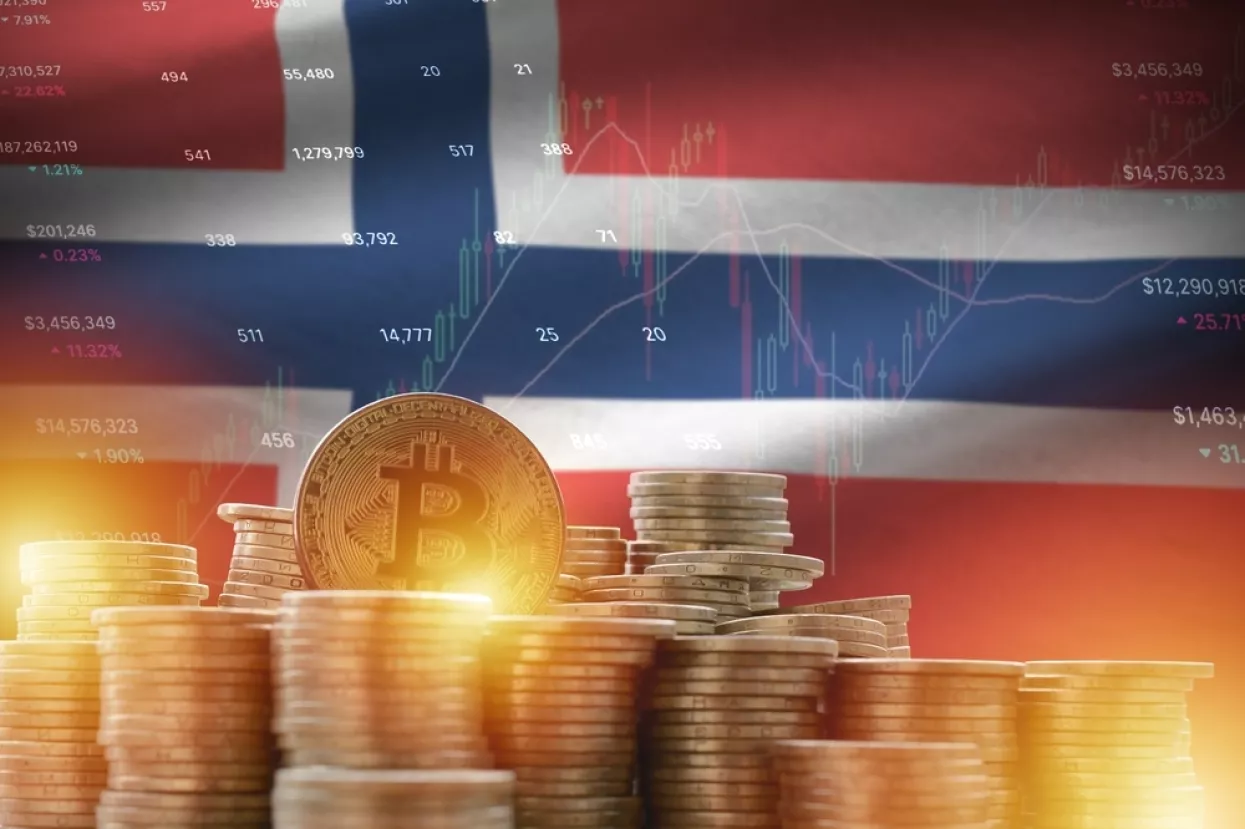 Norway flag and big amount of golden bitcoin coins and trading platform chart. Crypto currency conceptNorveška, bitcoin, novac, rast