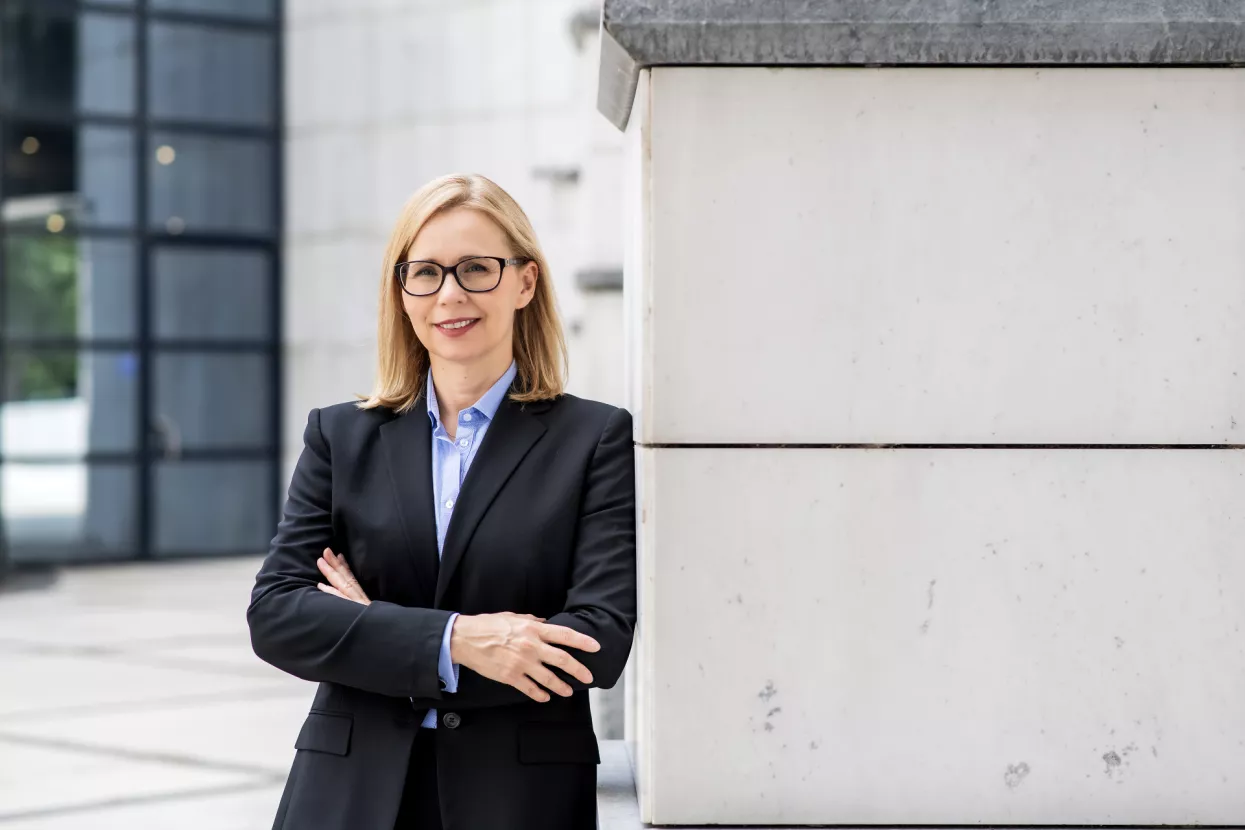 Zsuzsanna Ortutay,predsjednica Uprave Ine:Nadamo da ubuduće neće biti potrebne državne intervencije u aktivnosti koje bi trebale biti uređene tržišnim mehanizmom- Godine 2022. i 2023. obilježene su volatilnošću tržišta, ali ove godine vidimo stabilnije cjenovno okruženje. Ta nam stabilnost omogućuje da se usredotočimo na dugoročne ciljeve – ulaganje u održavanje domaće proizvodnje nafte i plina, osiguravanje dugoročne održivosti rafinerijskog poslovanja modernizacijom Rafinerije nafte Rijeka, modernizaciju maloprodajnih mjesta i širenje gastronomskog koncepta Fresh Corner, kao i nastavak zelene tranzicije. Vjerujem da će Ina ostati broj jedan u Hrvatskoj po prihodima i lider u investicijama u zelenu industrijsku tranziciju. U 2025. izdvojit ćemo 20 posto sredstava za kapitalna ulaganja u projekte vezane uz obnovljive izvore energije. U procesu smo transformacije Inine tradicionalne industrijske lokacije u Sisku u centar obnovljivih izvora energije, s već instaliranom solarnom elektranom te predviđenim postrojenjem za proizvodnju biometana. Također, u trenutnom fokusu su i dodatne solarne elektrane na raznim lokacijama, postrojenje za zeleni vodik u Rafineriji nafte Rijeka, kao i istraživanje potencijala geotermalne energije. Upravljanje održivim razvojem u Ini provodi se na najvišoj upravljačkoj razini. Putem poslovnih strategija transformiramo tradicionalno poslovanje temeljeno na fosilnim gorivima u održivi poslovni model s niskim udjelom ugljika. Od vlade očekujemo stabilan i predvidljiv regulatorni okvir u industriji u kojoj se povrat ulaganja ne mjeri godinama nego desetljećima. Također se nadamo da u budućnosti neće biti potrebne državne intervencije u aktivnosti koje bi trebale biti uređene tržišnim mehanizmom. Pojednostavnjenje i ubrzanje administrativnih procedura, posebice u dijelu ishođenja raznih dozvola potrebnih za realizaciju različitih projekata, pozdravio bi cijeli energetski sektor. Kako bi se potaknula zelena ulaganja u Hrvatskoj njihova izloženost različitim fiskalnim i parafiskalnim nametima mogla bi se ograničiti. Što se tiče naše tradicionalne djelatnosti, već dugi niz godina znamo da na području Zalata-Dravica postoji značajna količina plina. Konačna odluka Vlada o pokretanju proizvodnje (eksploatacije) ne bi bila samo pozitivna za Inu, već bi doprinijela sigurnosti opskrbe Hrvatske.