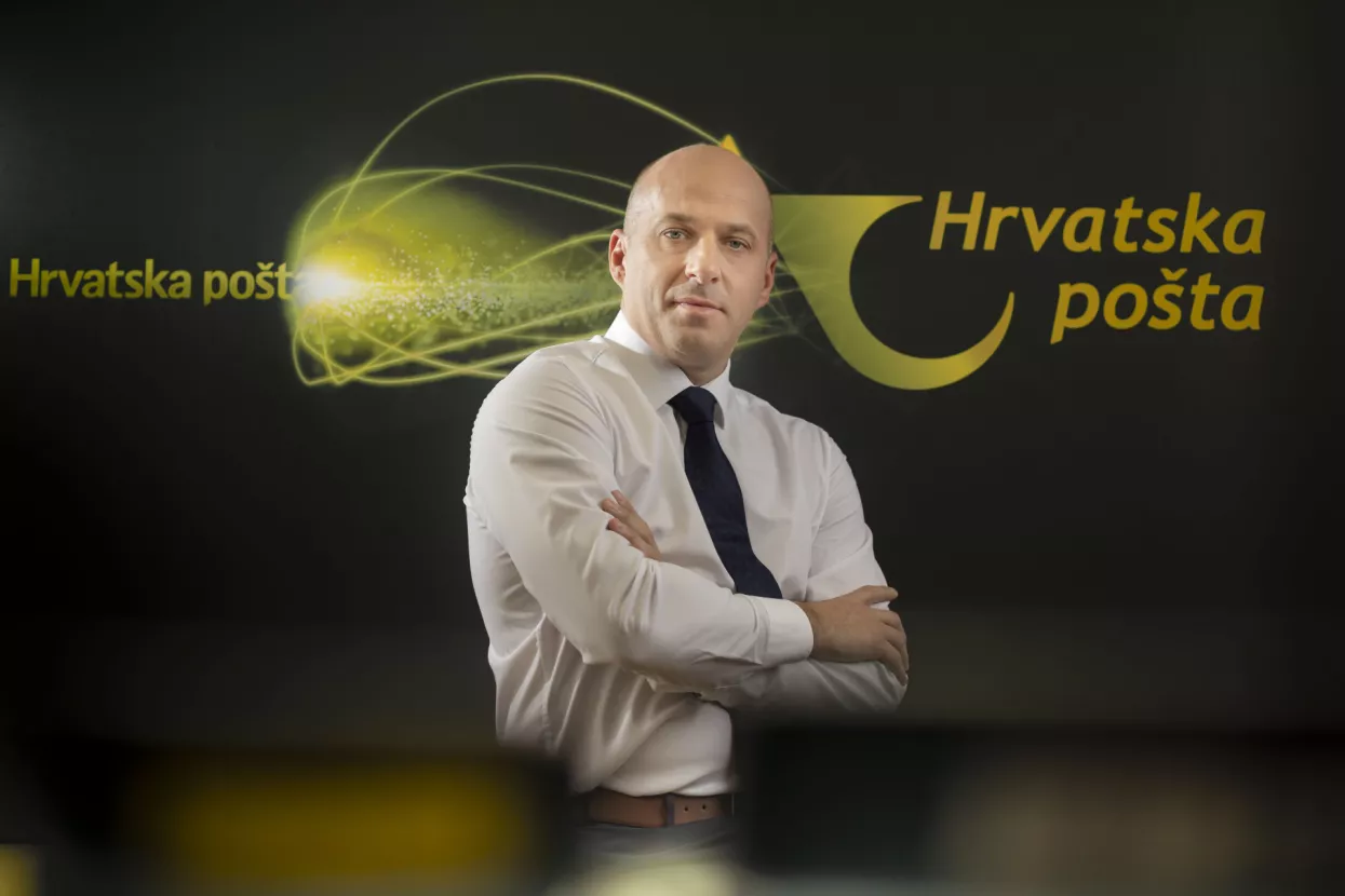Ivan Čulo,predsjednik Uprave Hrvatske pošte:Imamo najveći zeleni vozni park u Hrvatskoj - U prvom kvartalu 2023. ostvarili smo veće poslovne prihode u odnosu na isto razdoblje prošle godine. Dobre rezultate prate i veći poslovni rashodi na koje je osim inflacije utjecala i činjenica da smo za 8000 radnika u operativi povećali plaću za 20 posto tijekom prošle godine. Do kraja 2023. očekujemo daljnji rast poslovnih prihoda, a godinu će obilježiti novi rekordi u količinama i volumenima paketa.Hrvatska pošta bilježi rast paketa od 28 posto u odnosu na prethodnu godinu, dok su zapadnoeuropski operateri na nuli ili čak bilježe skromni pad. Paketno poslovanje je budućnost našeg sektora i pripremamo se za daljnji rast paketnih pošiljaka koji očekujemo, kao i za pad pismovnih. Jedan od najsvježijih primjera je dovršetak mreže paketomata koji su idealan kanal za preuzimanje i slanje paketa. Naš najveći i dugoročni izazov je balansiranje između velikog rasta paketnog poslovanja te smanjenja negativnog utjecaja na okoliš. Do sada smo napravili velike korake u smjeru transformacije poslovanja u 'zeleno' i održivo. Imamo najveći 'zeleni' vozni park u Hrvatskoj s više od 420 električnih vozila. Razvijamo vlastitu mrežu punionica za električna vozila, a ove godine ćemo ih postaviti više od 80 u 18 gradova diljem Hrvatske. Rezultati naših ulaganja su mjerljivi i zahvaljujući električnim vozilima ove ćemo godine smanjiti emisije C02 za više od 1300 tona. S druge strane realizirali smo velika ulaganja u novu infrastrukturu vrijedna 160 milijuna eura, a nova tehnologija otvorila nam je nove suradnje s velikim domaćim i međunarodnim e-trgovinama. U svibnju smo pokrenuli proces reorganizacije, a istovremeno smo u pripremi restrukturiranja cijele tvrtke jer mijenjamo kompletan divizijski ustroj. Našom novom strategijom definirani su ciljevi za razdoblje do 2025. i sa smjerom do 2030., a već smo započeli s provedbom 20-ak projekata iz novog ciklusa. Pošta, nažalost, ne može povući značajnija sredstva iz EU fondova jer smo veliki državni subjekt koji prima određenu naknadu za nepravedno financijsko opterećenje te nismo prihvatljivi prijavitelj na većinu natječaja. Robotizacija i automatizacija već su godinama dio naših poslovnih procesa. Ostvarenje potencijala napravili smo otvaranjem našeg Nacionalnog skladišno-sortirnog centra u Velikoj Gorici u kojem je razvrstavanje pošiljaka u potpunosti automatizirano. Sortirni centar nam služi i kao poligon za testiranje potencijala novih tehnologija jer kroz takve pilot-projekte prikupljamo vrijedne podatke o mogućnosti korištenja novih tehnologija u našem poslovanju