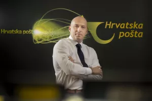 Ivan Čulo,predsjednik Uprave Hrvatske pošte:Imamo najveći zeleni vozni park u Hrvatskoj - U prvom kvartalu 2023. ostvarili smo veće poslovne prihode u odnosu na isto razdoblje prošle godine. Dobre rezultate prate i veći poslovni rashodi na koje je osim inflacije utjecala i činjenica da smo za 8000 radnika u operativi povećali plaću za 20 posto tijekom prošle godine. Do kraja 2023. očekujemo daljnji rast poslovnih prihoda, a godinu će obilježiti novi rekordi u količinama i volumenima paketa.Hrvatska pošta bilježi rast paketa od 28 posto u odnosu na prethodnu godinu, dok su zapadnoeuropski operateri na nuli ili čak bilježe skromni pad. Paketno poslovanje je budućnost našeg sektora i pripremamo se za daljnji rast paketnih pošiljaka koji očekujemo, kao i za pad pismovnih. Jedan od najsvježijih primjera je dovršetak mreže paketomata koji su idealan kanal za preuzimanje i slanje paketa. Naš najveći i dugoročni izazov je balansiranje između velikog rasta paketnog poslovanja te smanjenja negativnog utjecaja na okoliš. Do sada smo napravili velike korake u smjeru transformacije poslovanja u 'zeleno' i održivo. Imamo najveći 'zeleni' vozni park u Hrvatskoj s više od 420 električnih vozila. Razvijamo vlastitu mrežu punionica za električna vozila, a ove godine ćemo ih postaviti više od 80 u 18 gradova diljem Hrvatske. Rezultati naših ulaganja su mjerljivi i zahvaljujući električnim vozilima ove ćemo godine smanjiti emisije C02 za više od 1300 tona. S druge strane realizirali smo velika ulaganja u novu infrastrukturu vrijedna 160 milijuna eura, a nova tehnologija otvorila nam je nove suradnje s velikim domaćim i međunarodnim e-trgovinama. U svibnju smo pokrenuli proces reorganizacije, a istovremeno smo u pripremi restrukturiranja cijele tvrtke jer mijenjamo kompletan divizijski ustroj. Našom novom strategijom definirani su ciljevi za razdoblje do 2025. i sa smjerom do 2030., a već smo započeli s provedbom 20-ak projekata iz novog ciklusa. Pošta, nažalost, ne može povući značajnija sredstva iz EU fondova jer smo veliki državni subjekt koji prima određenu naknadu za nepravedno financijsko opterećenje te nismo prihvatljivi prijavitelj na većinu natječaja. Robotizacija i automatizacija već su godinama dio naših poslovnih procesa. Ostvarenje potencijala napravili smo otvaranjem našeg Nacionalnog skladišno-sortirnog centra u Velikoj Gorici u kojem je razvrstavanje pošiljaka u potpunosti automatizirano. Sortirni centar nam služi i kao poligon za testiranje potencijala novih tehnologija jer kroz takve pilot-projekte prikupljamo vrijedne podatke o mogućnosti korištenja novih tehnologija u našem poslovanju