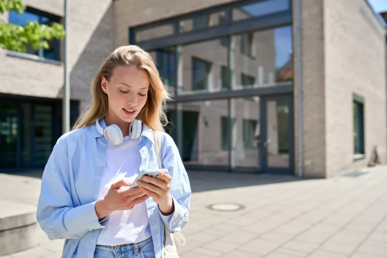 djevojka s mobitelom, online trgovina