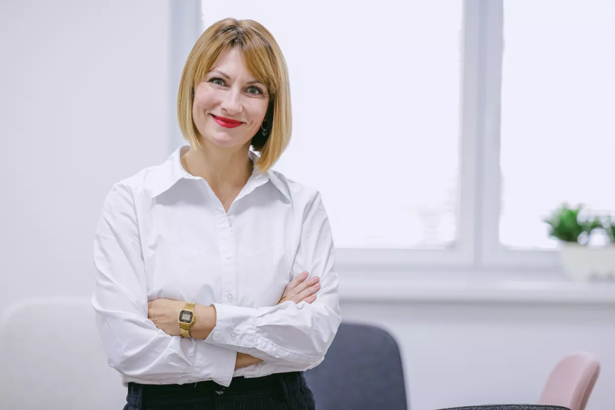 Sanja Petek Mujačić, izvršna direktorica i partnerica Hauska i Partner:Interno ćemo se fokusirati na daljnji razvoj multidisciplinarnih timova- Održivo poslovanje i organizacijski razvoj naša su dva strateška smjera kojima smo u potpunosti posvećeni. Brojne zakonske regulative, ali i očekivanja dionika – potrošača, zajednice i zaposlenika potiču organizacije na sve brže usvajanje značajnih promjena povezanih s ESG kriterijima. Održivo poslovanje postaje dio kontinuirane dobre poslovne prakse, a kompanije se ulažući u razvoj resursa i svog internog kapaciteta zapravo bave i korisničkim iskustvom, te strateški upravljaju i komunikacijom. Sve postaje povezano i ESG se više ne promatra kao dodatak poslovnim aktivnostima ili samo kao jedan smjer unutar poslovne strategije. Velik broj kompanija bori se s brojim izazovima na tržištu rada, od privlačenja, zadržavanja, angažiranja zaposlenika. Tvrtke se mijenjaju ne bi li postale zanimljive novim generacijama, uvode se novi modeli rada, suradnje, komunikacije, a sve to zahtjeva i rad na organizacijskoj kulturi i razvoju lidera. Mi imamo kapacitet podržati ih u tim pitanjima. Na stratešku podršku menadžmentu kompanija te njihovim timovima usmjerenim na integraciju ESG kriterija u poslovanje (od razvoja proizvoda, ljudskih resursa, nabave do marketinga korporativnih komunikacija), te odgovorno komuniciranje vlastitih utjecaja (pozitivnih i manje pozitivnih). Uz to, usmjeriti ćemo se i na podršku tvrtkama u razvoju odgovarajuće organizacijske kulture, prihvaćanju promjena i bržoj integraciji novih ideja poslovanja kroz zaposlenike koji sve te promjene i trebaju provesti. Interno ćemo se fokusirati na daljnji razvoj multidisciplinarnih timova koji mogu pokriti razna pitanja od strateškog savjetovanja, HR savjetovanja, CSR-a, odnosa za zaposlenicima i interne komunikacije naših klijenata.