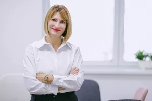 Sanja Petek Mujačić, izvršna direktorica i partnerica Hauska i Partner:Interno ćemo se fokusirati na daljnji razvoj multidisciplinarnih timova- Održivo poslovanje i organizacijski razvoj naša su dva strateška smjera kojima smo u potpunosti posvećeni. Brojne zakonske regulative, ali i očekivanja dionika – potrošača, zajednice i zaposlenika potiču organizacije na sve brže usvajanje značajnih promjena povezanih s ESG kriterijima. Održivo poslovanje postaje dio kontinuirane dobre poslovne prakse, a kompanije se ulažući u razvoj resursa i svog internog kapaciteta zapravo bave i korisničkim iskustvom, te strateški upravljaju i komunikacijom. Sve postaje povezano i ESG se više ne promatra kao dodatak poslovnim aktivnostima ili samo kao jedan smjer unutar poslovne strategije. Velik broj kompanija bori se s brojim izazovima na tržištu rada, od privlačenja, zadržavanja, angažiranja zaposlenika. Tvrtke se mijenjaju ne bi li postale zanimljive novim generacijama, uvode se novi modeli rada, suradnje, komunikacije, a sve to zahtjeva i rad na organizacijskoj kulturi i razvoju lidera. Mi imamo kapacitet podržati ih u tim pitanjima. Na stratešku podršku menadžmentu kompanija te njihovim timovima usmjerenim na integraciju ESG kriterija u poslovanje (od razvoja proizvoda, ljudskih resursa, nabave do marketinga korporativnih komunikacija), te odgovorno komuniciranje vlastitih utjecaja (pozitivnih i manje pozitivnih). Uz to, usmjeriti ćemo se i na podršku tvrtkama u razvoju odgovarajuće organizacijske kulture, prihvaćanju promjena i bržoj integraciji novih ideja poslovanja kroz zaposlenike koji sve te promjene i trebaju provesti. Interno ćemo se fokusirati na daljnji razvoj multidisciplinarnih timova koji mogu pokriti razna pitanja od strateškog savjetovanja, HR savjetovanja, CSR-a, odnosa za zaposlenicima i interne komunikacije naših klijenata.