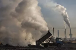 Istraživanje objavljeno u Guardianu pokazuje da planovi širenja industrije fosilnih goriva uključuju početak naftnih i plinskih projekata koji će proizvesti stakleničke plinove ekvivalentne desetljetnim emisijama CO2 iz Kine, najvećeg svjetskog zagađivača.