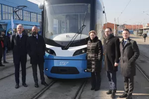 Predstavljanje novog niskopodnog tramvaja u ZET-u: Gordan Kolak, Marko Bogdanović, Danijela Dolenec, Tomislav Tomašević i Josip Ninić