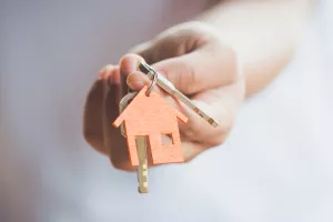 Građani koji trgovanje nekretninama obavljaju u okviru registrirane samostalne djelatnosti, bilo obrta bilo trgovačkog društva, plaćaju porez na ostvareni dohodak odnosno dobit i njihova se zarada oporezuje prema pravilima oporezivanja poduzetničke djelatnosti