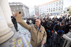 Platforma potrošača "Halo inspektore!" organizirala je prosvjed ispred Hrvatske narodne banke protiv inflacije i poskupljenja.Josip Kelemen.