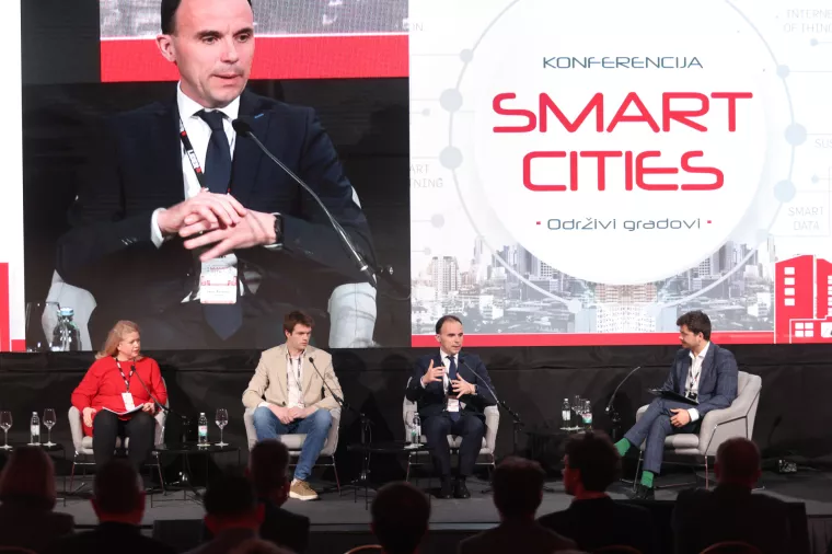 Smart cities 2025.Panel: Gradovi u simbiozi: Socijalni aspekt urbanog razvoja zeleni projekt.Ana Juras, Antonio Draženović, Loris Peršurić, Roko Kalafatić.