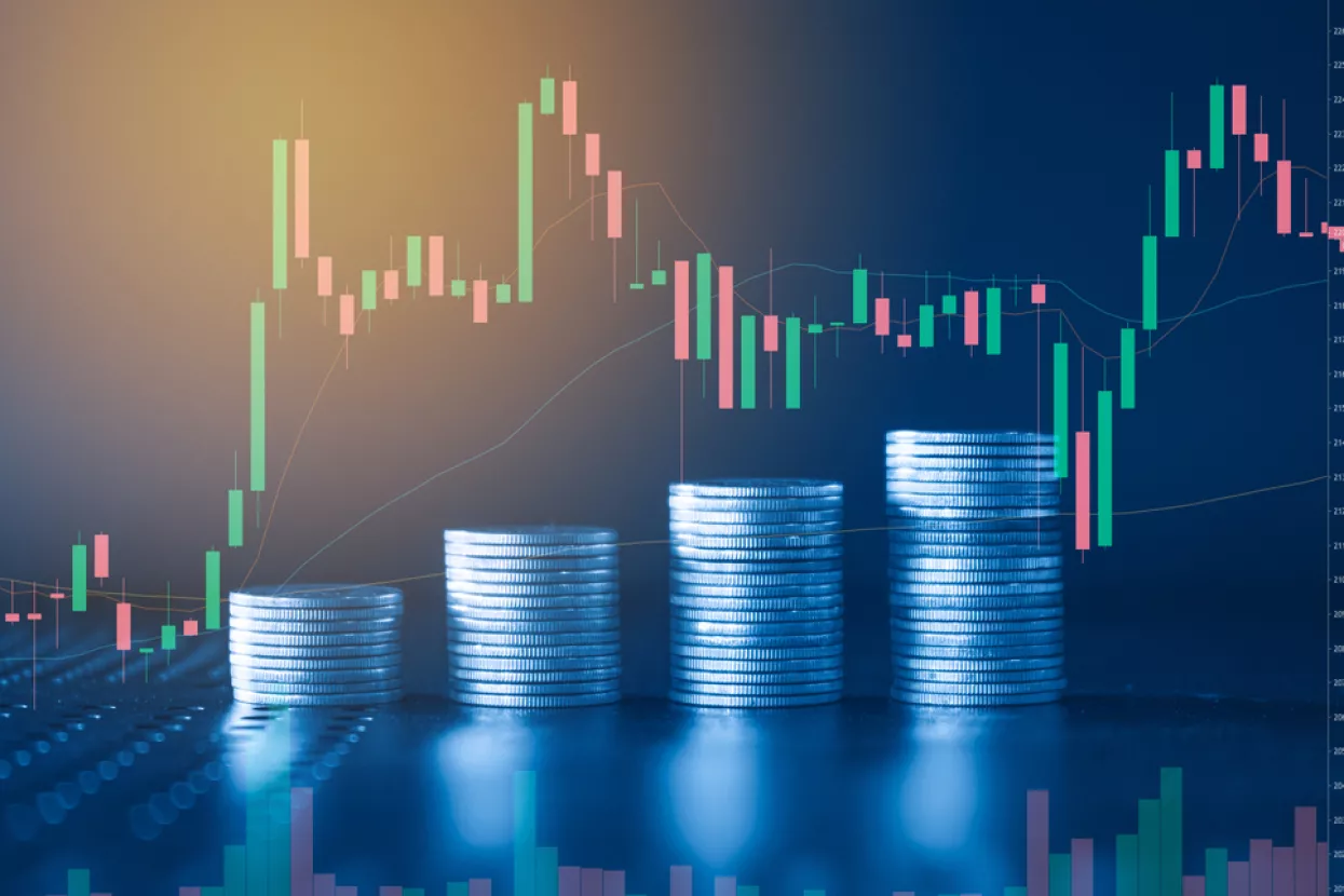 Stack of money coin with trading graph, financial investment concept with blue filter can be use as backgrounddionički kapital, dokapitalizacija, burza, cijene na burzi, cijene dionica, cijena dionica