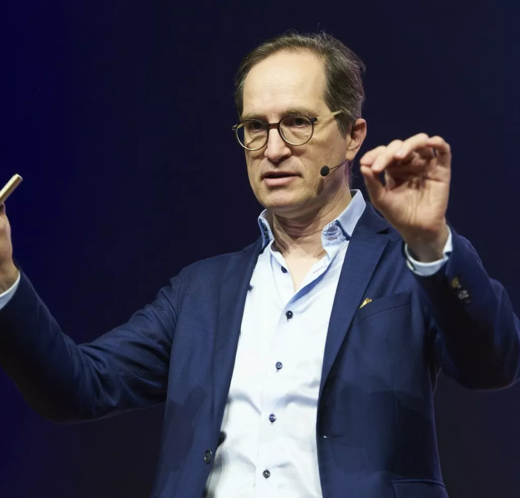 Peter Hinssen, autor bestsellera 'The Day After Tomorrow'. uspješan serijski poduzetnik čije konzultantske usluge koriste najveće svjetske tehnološke tvrtke poput Googlea, Applea, Amazona i Microsofta ističe da radikalna inovacija zahtijeva istraživanje izvan osnovnog poslovanja. Najbolji način za to je uspostavljanje timova ili inovacijskih laboratorija koji su strukturno odvojeni od tradicionalnih poslovnih jedinica