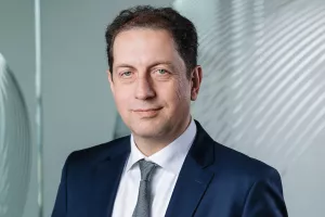 Christoph Schoefboeck, predsjednik Uprave Erste banke:Fizičke poslovnice još dugo neće izgubiti na važnosti- Digitalizacija bankarskog poslovanja već je duže vrijeme u tijeku te bankarstvo općenito prolazi kroz proces velikih promjena. Erste banka pritom ima jasnu poslovnu strategiju čiji je cilj dugoročno održiv uspjeh, a digitalne inovacije jedan su od temeljnih stupova takve strategije. Ulazak fintech tvrtki na bankarsko tržište svakako je veliki izazov za tradicionalno bankarstvo, ponajprije jer je sa sobom donijelo značajno ubrzanje razvoja digitalnih rješenja odnosno tzv. time-to-marketa, što podrazumijeva češće promjene i prilagodbe postojećih proizvoda te nastavak sveobuhvatne digitalne transformacije bankarskog poslovanja. Osim što se značajno mijenja dosadašnji način poslovanja, financijske institucije i ponuđači financijskih usluga dobivaju i nove prilike za razvoj bržih, transparentnijih i povoljnijih usluga za klijente. Krajnji korisnici, odnosno građani trebali bi imati najveće koristi od toga, prvenstveno kroz pojednostavljene, kvalitetnije i naprednije digitalne usluge, bolje korisničko iskustvo, zatim višestruke mogućnosti izbora te u konačnici i konkurentnije cijene. Naša digitalna rješenja, Keks Pay aplikacija te George online bankarstvo, koji su uz kontinuiran rast broja korisnika na tržištu s uspjehom prisutni već nekoliko godina, vrlo kvalitetni primjeri tehnoloških inovacija i novih digitalnih rješenja u području financijskih proizvoda i usluga. Općenito govoreći, Erste banka je s jedne strane orijentirana na usmjeravanje jednostavnijeg, transakcijskog dijela poslovanja na digitalne kanale i uređaje kad god je to moguće, a s druge još snažniji fokus na savjetodavnu uslugu koju klijenti mogu dobiti u fizičkim poslovnicama. Kombinacijom jednoga i drugoga unaprjeđuje se tradicionalan odnos između banke i klijenata sa svim prednostima digitalizacije s jedne strane te osobnog pristupa s druge. U tom smislu, unatoč snažnom razvoju visokih tehnologija i servisa, fizičke poslovnice još dugo neće izgubiti na važnosti, ali je za očekivati da će i dalje biti prisutna određena optimizacija njihovog broja. Erste banka, kao i financijska industrija općenito, povremeno se suočava s pokušajima prijevara u raznim segmentima svog poslovanja. Iz tog razloga, banka zbog sigurnosti svakog klijenta, ali i vlastite sigurnosti ulaže maksimalan trud i resurse, kao i različite mehanizme zaštite, metode i tehnologije, kako bi zaštitila financijska sredstva svojih klijenata. Naime, poslovanje banke počiva na povjerenju i sigurnosti klijenata, stoga je izuzetno važno da svaka transakcija koju klijent obavi bude na najvišoj razini sigurnosti. Osim kontinuiranog informiranja klijenata o aktualnim napadima te potrebi opreza, banka koristi brojne sustave za detekciju infekcije uređaja zlonamjernim programima i analizu ponašanja klijenata na digitalnim kanalima. Uoči li se sumnjiva ili neuobičajena aktivnost, poduzimaju se preventivne aktivnosti u cilju sprječavanja prijevare. Također, sigurnost podataka i sustava usklađena je sa svim zakonima i regulativama te se ažurira u skladu s najboljim sigurnosnim praksama.