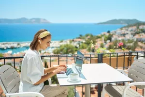 remote rad, remote work, rad na daljinu, digitalni nomadi, ljeto, praznici, godišnji odmor, more, sunce