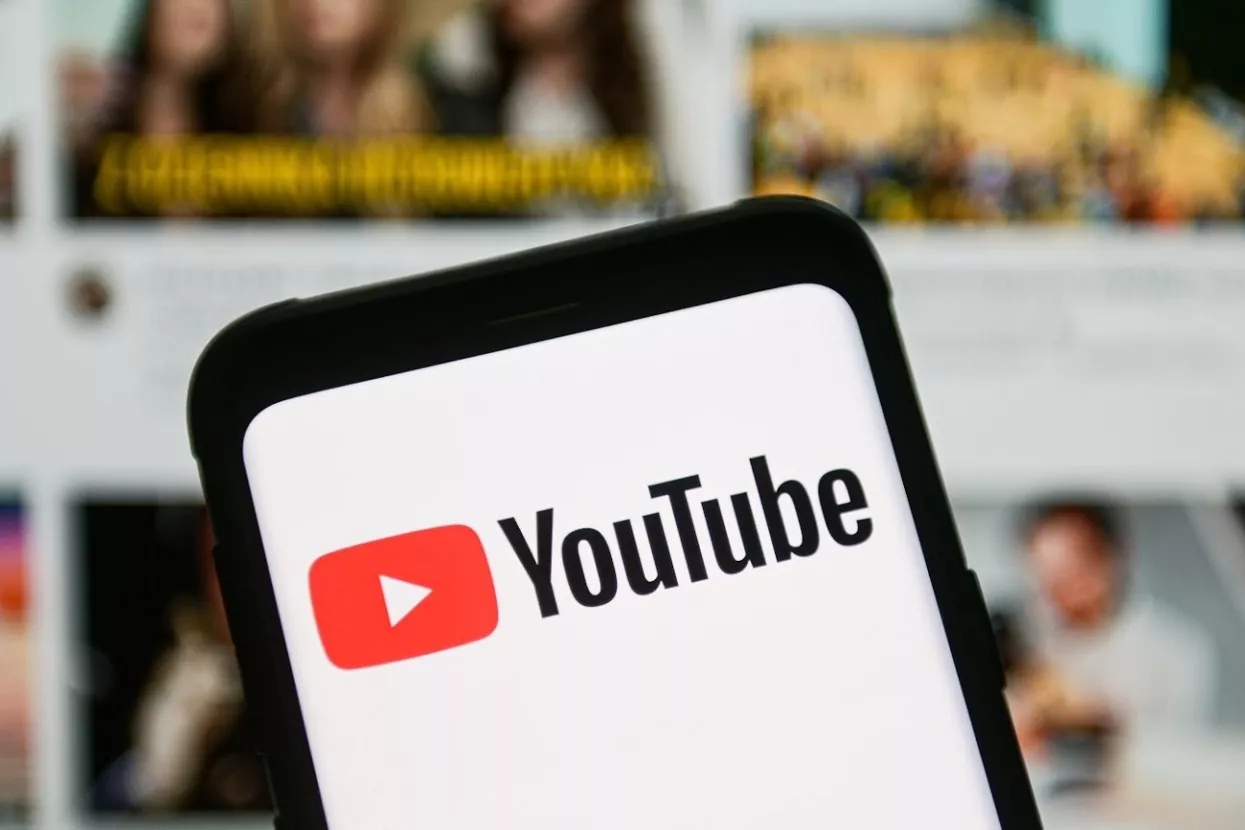U uredima YouTubea širom svijeta ima sve manje ljudi jer je ta platforma objavila da će se privremeno više oslanjati na tehnologiju koja će pomoći u dijelu posla koji obično obavljaju recenzenti. To znači da će automatizirani sustavi umjesto ljudi uklanjaju sadržaje s YouTubea