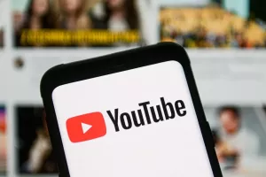 U uredima YouTubea širom svijeta ima sve manje ljudi jer je ta platforma objavila da će se privremeno više oslanjati na tehnologiju koja će pomoći u dijelu posla koji obično obavljaju recenzenti. To znači da će automatizirani sustavi umjesto ljudi uklanjaju sadržaje s YouTubea
