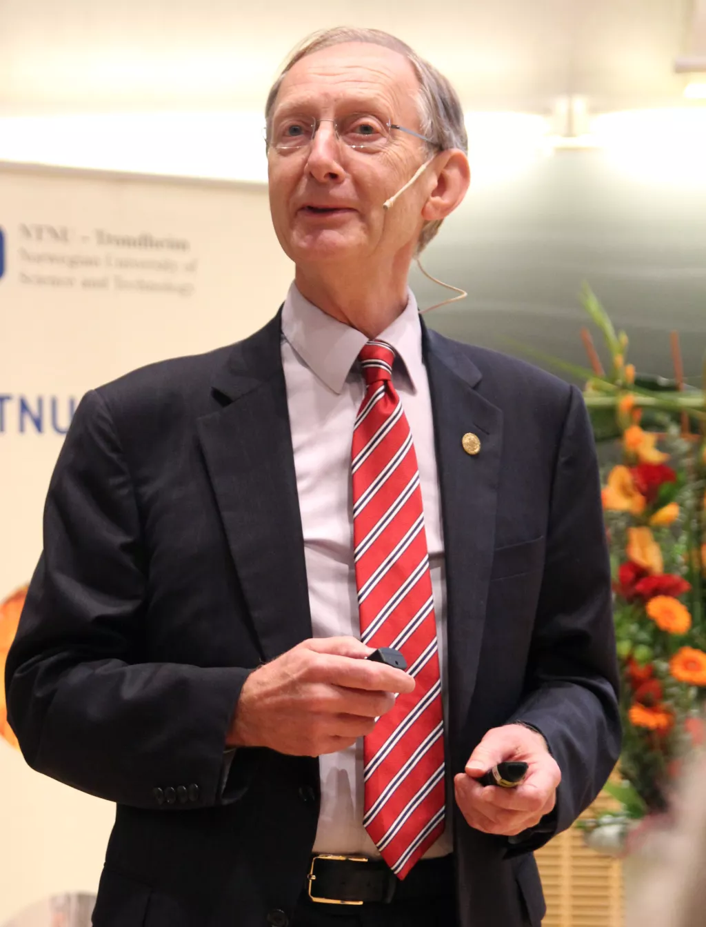Fizičar John Pendry, profesor na Imperial College London prije 26 godina predložio je teorijski strukture koje mogu imati negativni indeks loma, što nije odlika prirodnih materijala. Postojanej tih metamaterijala dokazao je 2000. s američkim znanstvenicima Davidom Smithom i Sheldonom Schultzom 