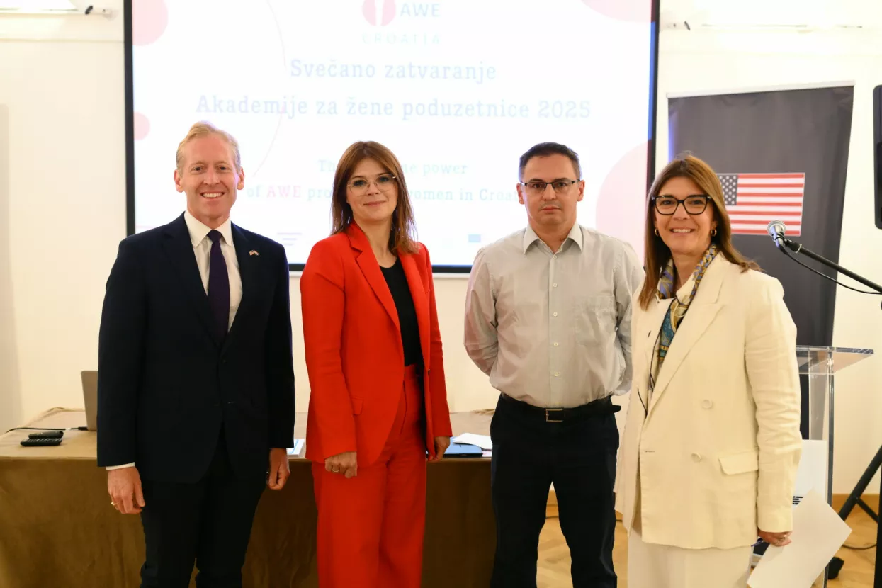 Trey Lyons, otpravnik poslova Veleposlanstva SAD u RH, dekanica Ekonomskog fakzlteta u Zagrebu Sanja Sever Maleš, koordinatorica projekta Kosjenka Dumančić i ravnatelj Arheološkog muzeja dr.sc. Ivan Radman - Livaja