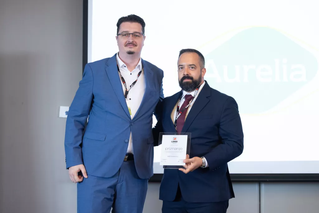Investicijska konferencija Lider invest 2025.Svečana dodjela nagrada Lider invest 2025.Eco Lider invest - za investiciju koja je najviše pridonijela održivom razvoju, kvaliteti života građana te zaštiti prostora i okoliša: Naše klasje d.o.o. Nagradu uručuje Aleksandar Halavanja, voditelj Službe za sustavno gospodarenje energijom, Fonda za zaštitu okoliša i energetsku učinkovitost. A nagradu preuzima Damir Rendulić, project manager u Našem klasju.