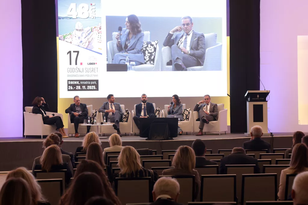 48 sati 2025. Okrugli stol Digitalni servisi pametnih gradova: Gordana Gelenčer, Hrvoje Sagrak, Tomislav Šuta, Ivan Lakuš, Marijana Bačić i Mate Botica