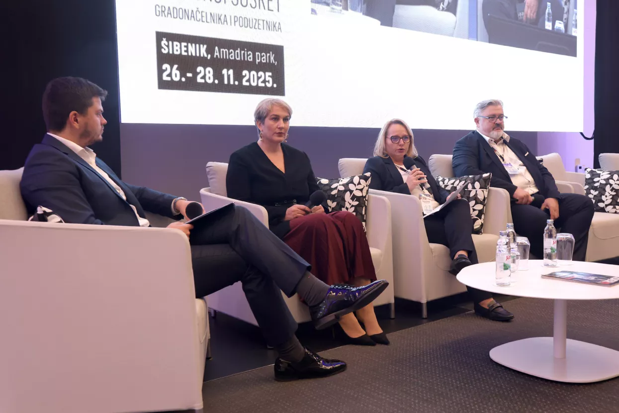 48 sati 2025. Okrugli stol Otvoreni digitalni gradovi: Roko Kalafatić, Ivana Marković, Marina Zečević i Robert Pažitka