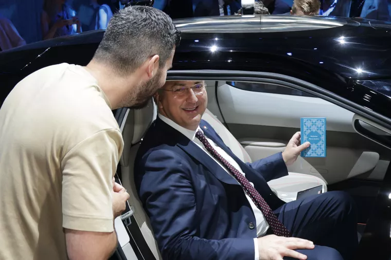 Tvrtka Mate Rimca P3 Mobility u svojem kampusu u Kerestincu je predstavila robotaksije Verne. Mate Rimac i Andrej Plenković