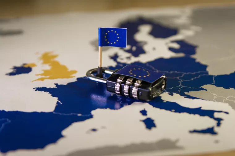 Padlock over EU map, symbolizing the EU General Data Protection Regulation or GDPR and DORA. Designed to harmonize data privacy laws across Europe.zaštita prava građana, digitalni omnibus, AI Act, podaci