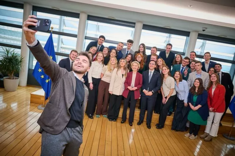 Dana 3. prosinca 2025. mladi predstavnici iz cijelog EU-a sastali su se s predsjednicom EK-a Ursulom von der Leyen kako bi podijelili svoja razmi&scaron;ljanja i pomogli u oblikovanju politika koje utječu na njihovu sigurnost i dobrobit na internetu