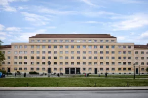 Zgradu su 30-ih godina 20. stoljeća za tada&scaron;nju JAZU projektirali Edo &Scaron;en i Milovan Kovačević kao blok stanova za iznajmljivanje. Vizual dočarava kako je izgledala tada