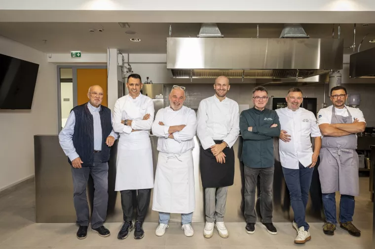 U projektu Mastercarda tradicionalna jela pripremaju najbolji hrvatski chefovi. Prva regija je Dalmacija i tradicionalna jela; riblja juha, leso riba, crni rizoto, riba na gradele, blitva, marinirana riba, brudet, pasticada. Chefovi su: Marin Medak, Dino Galagno, Marijo Curic, Braco Sanjin, Hrvoje Zirojevic, i Vjeko Basic, dok je Radovan Marcic zaduzen za povijesni dio price. Priprema hrane je bila u novoj ugostiteljskoj skoli u Splitu