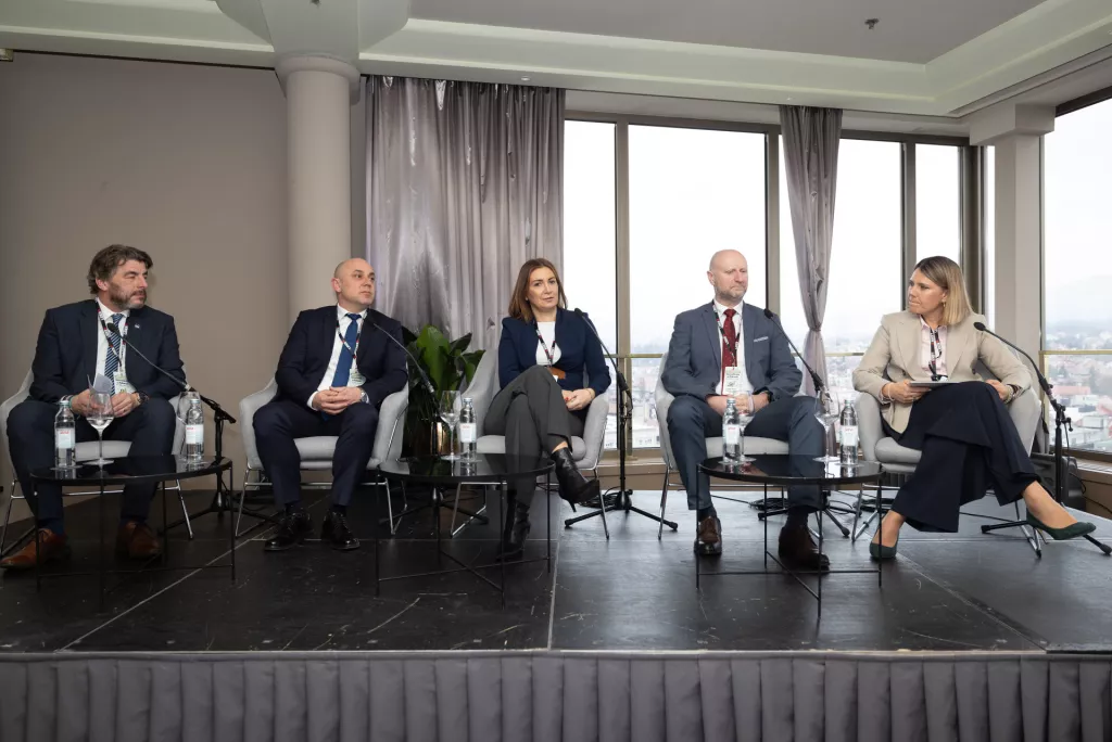 Regionalni razvojni forum 2026.- investicije u fokusu.Okrugli stol- EU fondovi: &Scaron;to je aktualno, a &scaron;ta dolazi?Dragan Jelić, Ivan Bosančić, Antonija Jozić, Željko Kolar, Zrinka Raguž.