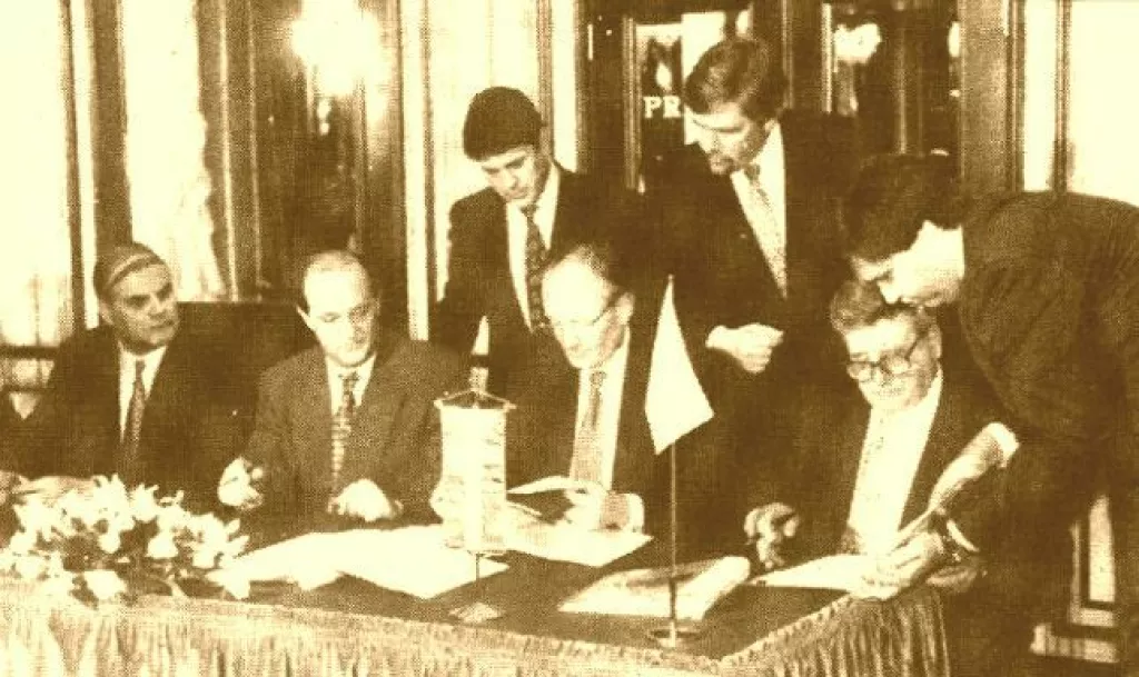 Ugovora o kupoprodaji Nikole Tesle potpisali su s hrvatske strane ministar privatizacije Ivan Penić sa supotpisnicima Milivojem Pejkovićem (direktor Tesle) i Matom Perakom (direktor HPT-a), a sa &scaron;vedske predsjednik Ericssona H&aring;kan Jansson