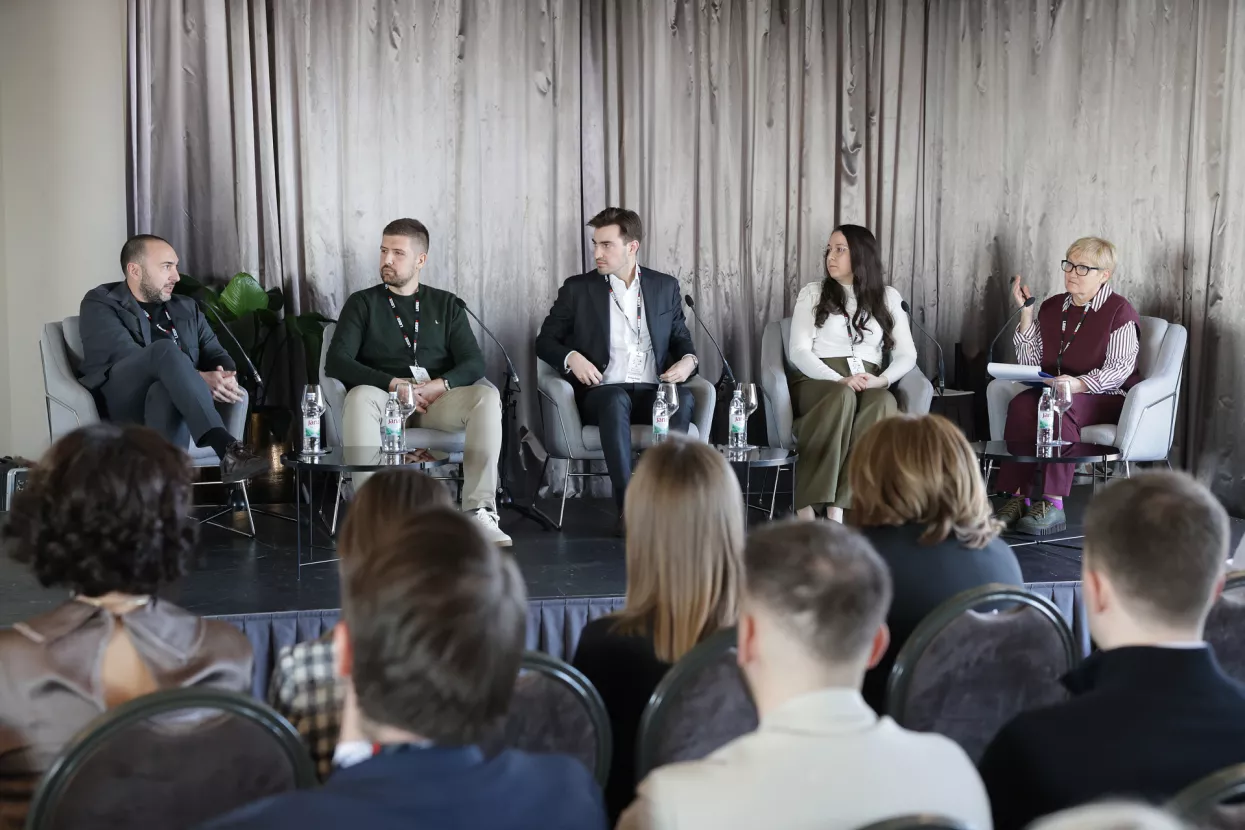 Budućnost obiteljskih tvrtki 2026. Panel 1: Loris Dessardo, Otto Ra&scaron;kaj, Kristijan Kri&scaron;tić, Ivona Adrić Kurbanović i Manuela Ta&scaron;ler