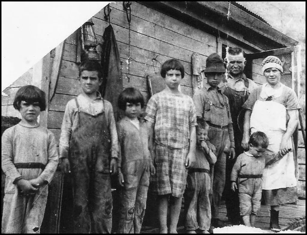 Pero i Stana Mi&scaron;ković sa svoje sedmero djece (John je drugi slijeva) u Flatu na Aljasci oko 1925.