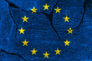 European Union flag on cracked stone wall backgroundEU, kriza, rat