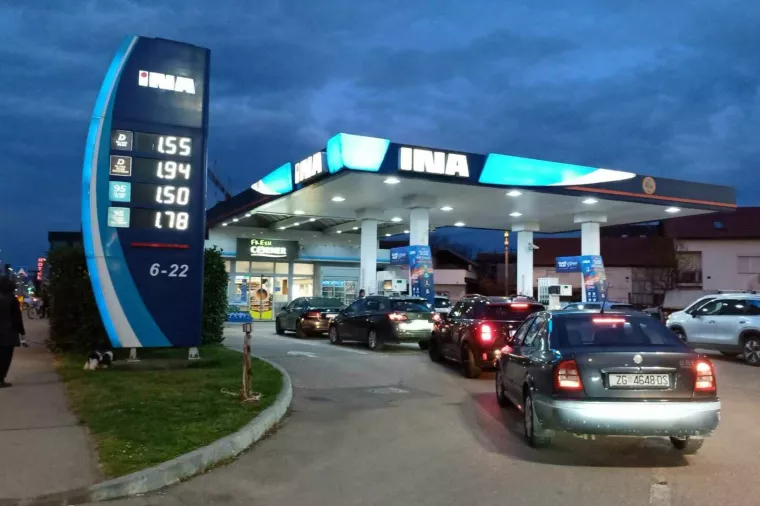 Gužve na benzinskim pumpama uoči poskupljenja goriva.