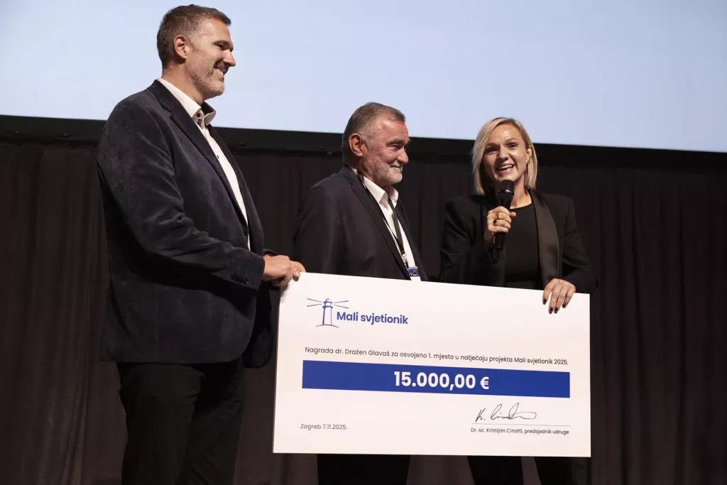 Kristijan Cinotti, Ivan Topčić i Helena Babić, Mali svjetionik