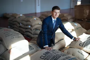 Ivan Artuković, direktor Francka:U fokusu nam je daljnji rast izvoznog potencijala- U Franck Grupi u fokusu nam je daljnji rast izvoznog potencijala gdje bilježimo blagi rast udjela izvoza u ukupnim prihodima. Tako smo, primjerice, uz unapređenje mode-la prodaje i jačanje prodajnog tima pro&scaron;le godine, osigurali samostalnu distribuciju i kvalitetniju obradu trži&scaron;ta u BiH, posebno u HoReCa kanalu, &scaron;to je rezultiralo rastom od 26,2 posto, dok smo na hrvatskom trži&scaron;tu rasli za 16,3 posto. Prema podacima Ni-elsena, iako je ukupno domaće trži&scaron;te kave u padu od oko devet posto, na&scaron;i udjeli rastu u odnosu na pro&scaron;lu godinu, i to u ključnoj kategoriji mljevene kave, tako da za-ključno sa srpnjem ove godine držimo 54 posto trži&scaron;nog udjela. Moram naglasiti kako je kvaliteta na&scaron;ih finalnih proizvoda neupitna i tu nema prostora za kompromise. S obzirom na to da ove godine nije bilo COVID restrikcija, možemo govoriti o oporavku sektora ugostiteljstva. Uz to, i odlična turistička sezona pridonosi rezultatima u HoRe-Ca kanalu u kojem držimo lidersku poziciju, posebno s na&scaron;im premium espresso bren-dovima. Od početka 2021. situacija s klimatskim uvjetima u zemljama uzgajivačima nastavlja se razvijati u smjeru koji je vrlo nepovoljan za urod. Ovo smanjenje dostup-nosti sirove kave na globalnom trži&scaron;tu je u konačnici potaknulo drastično povećanje cijena ove osnovne sirovine za 100 posto na godi&scaron;njoj razini te je dosegnulo najveću razinu unatrag deset godina. Porast cijena potaknut je i pote&scaron;koćama u opskrbnim lancima te manjkom kontejnera i transportnih brodova, problema koji su i dalje aktu-alni &scaron;to je dovelo do značajnog povećanja tro&scaron;kova brodarskog prijevoza koji su do pet puta veći. Uslijed svih ovih faktora, korekcija cijena finalnih proizvoda bila je nuž-na uz napomenu kako je ovime kompenziran samo dio cjenovnog udara prouzročenog enormnim porastom cijena sirovih kava. Usmjereni smo na smanjenje potro&scaron;nje e-nergenata i stvaranje određenih zaliha gotovih proizvoda kako bismo kroz zadnja dva mjeseca ove godine mogli smanjiti proizvodnju, a time i potro&scaron;nju plina. Važno je nag-lasiti kako Hrvatska i dalje ima poseban porez na kavu čime se destimulira konzuma-cija i to je recidiv vremena kada se kava smatrala luksuzom. Ovu vrstu poreza nema ni jedna država članica EU-a u na&scaron;em okruženju, a kako te države primjenjuju i nižu stopu PDV-a na kavu (oko 9%), ukupno porezno opterećenje kave u Hrvatskoj je veće i do 35% u odnosu na susjedne zemlje. 