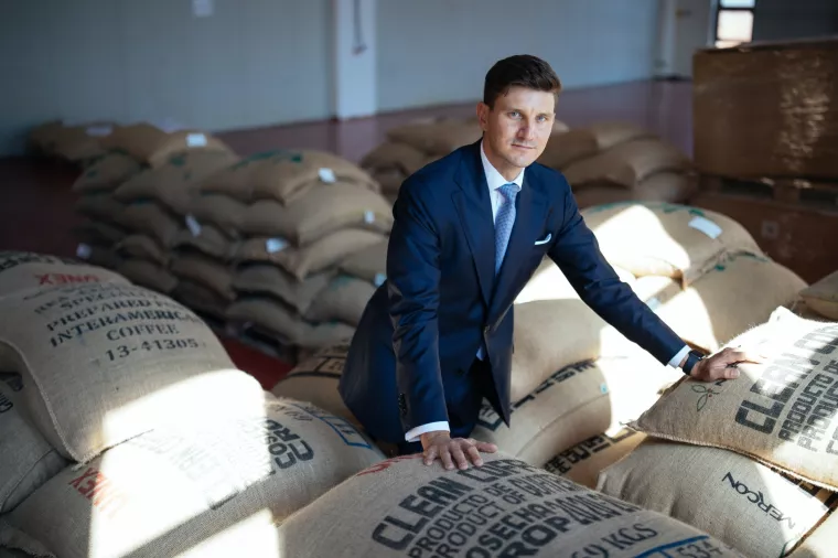 Ivan Artuković, direktor Francka:U fokusu nam je daljnji rast izvoznog potencijala- U Franck Grupi u fokusu nam je daljnji rast izvoznog potencijala gdje bilježimo blagi rast udjela izvoza u ukupnim prihodima. Tako smo, primjerice, uz unapređenje mode-la prodaje i jačanje prodajnog tima pro&scaron;le godine, osigurali samostalnu distribuciju i kvalitetniju obradu trži&scaron;ta u BiH, posebno u HoReCa kanalu, &scaron;to je rezultiralo rastom od 26,2 posto, dok smo na hrvatskom trži&scaron;tu rasli za 16,3 posto. Prema podacima Ni-elsena, iako je ukupno domaće trži&scaron;te kave u padu od oko devet posto, na&scaron;i udjeli rastu u odnosu na pro&scaron;lu godinu, i to u ključnoj kategoriji mljevene kave, tako da za-ključno sa srpnjem ove godine držimo 54 posto trži&scaron;nog udjela. Moram naglasiti kako je kvaliteta na&scaron;ih finalnih proizvoda neupitna i tu nema prostora za kompromise. S obzirom na to da ove godine nije bilo COVID restrikcija, možemo govoriti o oporavku sektora ugostiteljstva. Uz to, i odlična turistička sezona pridonosi rezultatima u HoRe-Ca kanalu u kojem držimo lidersku poziciju, posebno s na&scaron;im premium espresso bren-dovima. Od početka 2021. situacija s klimatskim uvjetima u zemljama uzgajivačima nastavlja se razvijati u smjeru koji je vrlo nepovoljan za urod. Ovo smanjenje dostup-nosti sirove kave na globalnom trži&scaron;tu je u konačnici potaknulo drastično povećanje cijena ove osnovne sirovine za 100 posto na godi&scaron;njoj razini te je dosegnulo najveću razinu unatrag deset godina. Porast cijena potaknut je i pote&scaron;koćama u opskrbnim lancima te manjkom kontejnera i transportnih brodova, problema koji su i dalje aktu-alni &scaron;to je dovelo do značajnog povećanja tro&scaron;kova brodarskog prijevoza koji su do pet puta veći. Uslijed svih ovih faktora, korekcija cijena finalnih proizvoda bila je nuž-na uz napomenu kako je ovime kompenziran samo dio cjenovnog udara prouzročenog enormnim porastom cijena sirovih kava. Usmjereni smo na smanjenje potro&scaron;nje e-nergenata i stvaranje određenih zaliha gotovih proizvoda kako bismo kroz zadnja dva mjeseca ove godine mogli smanjiti proizvodnju, a time i potro&scaron;nju plina. Važno je nag-lasiti kako Hrvatska i dalje ima poseban porez na kavu čime se destimulira konzuma-cija i to je recidiv vremena kada se kava smatrala luksuzom. Ovu vrstu poreza nema ni jedna država članica EU-a u na&scaron;em okruženju, a kako te države primjenjuju i nižu stopu PDV-a na kavu (oko 9%), ukupno porezno opterećenje kave u Hrvatskoj je veće i do 35% u odnosu na susjedne zemlje. 